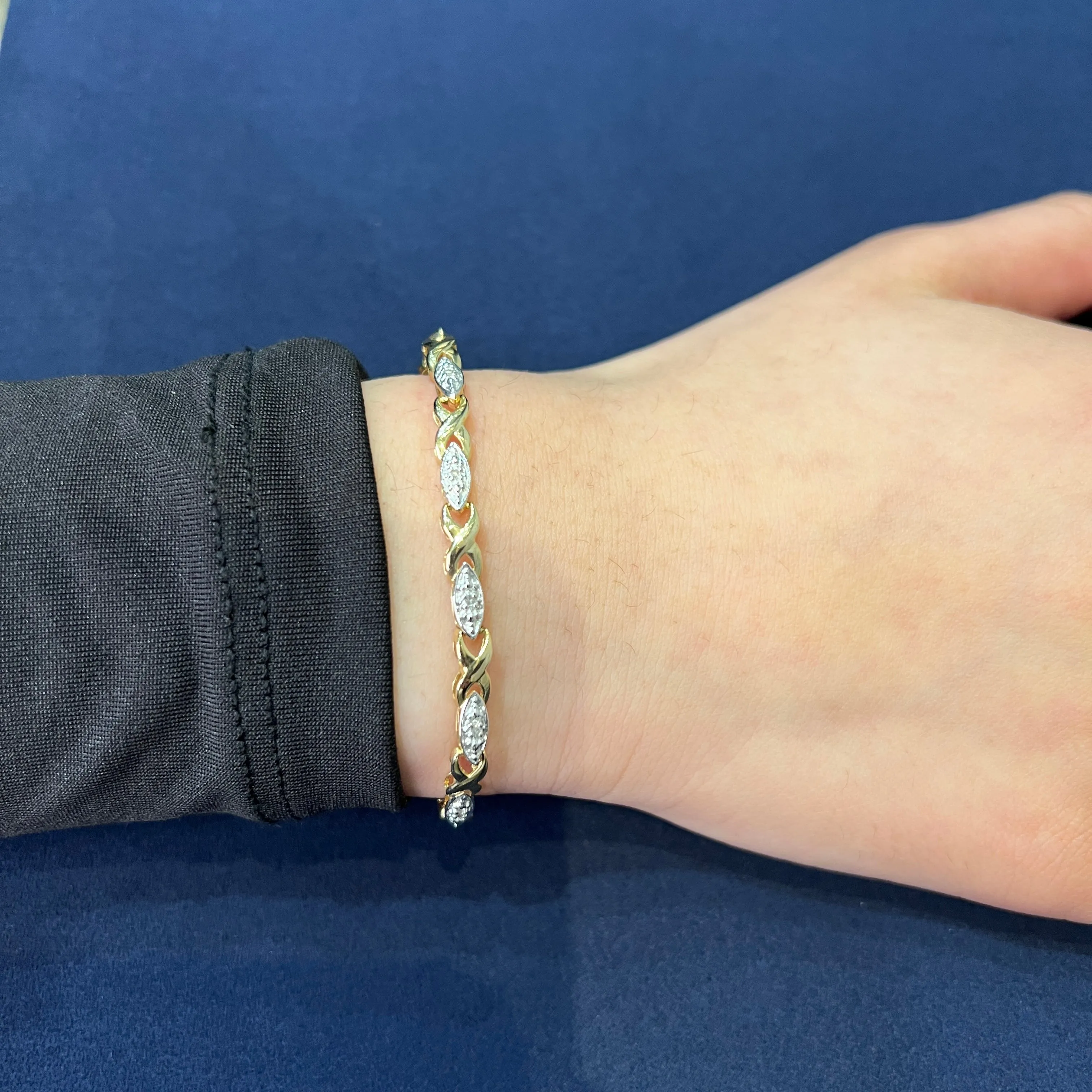 10K White or Yellow Gold (0.10ct) Hugs and Kisses Diamond Bracelet
