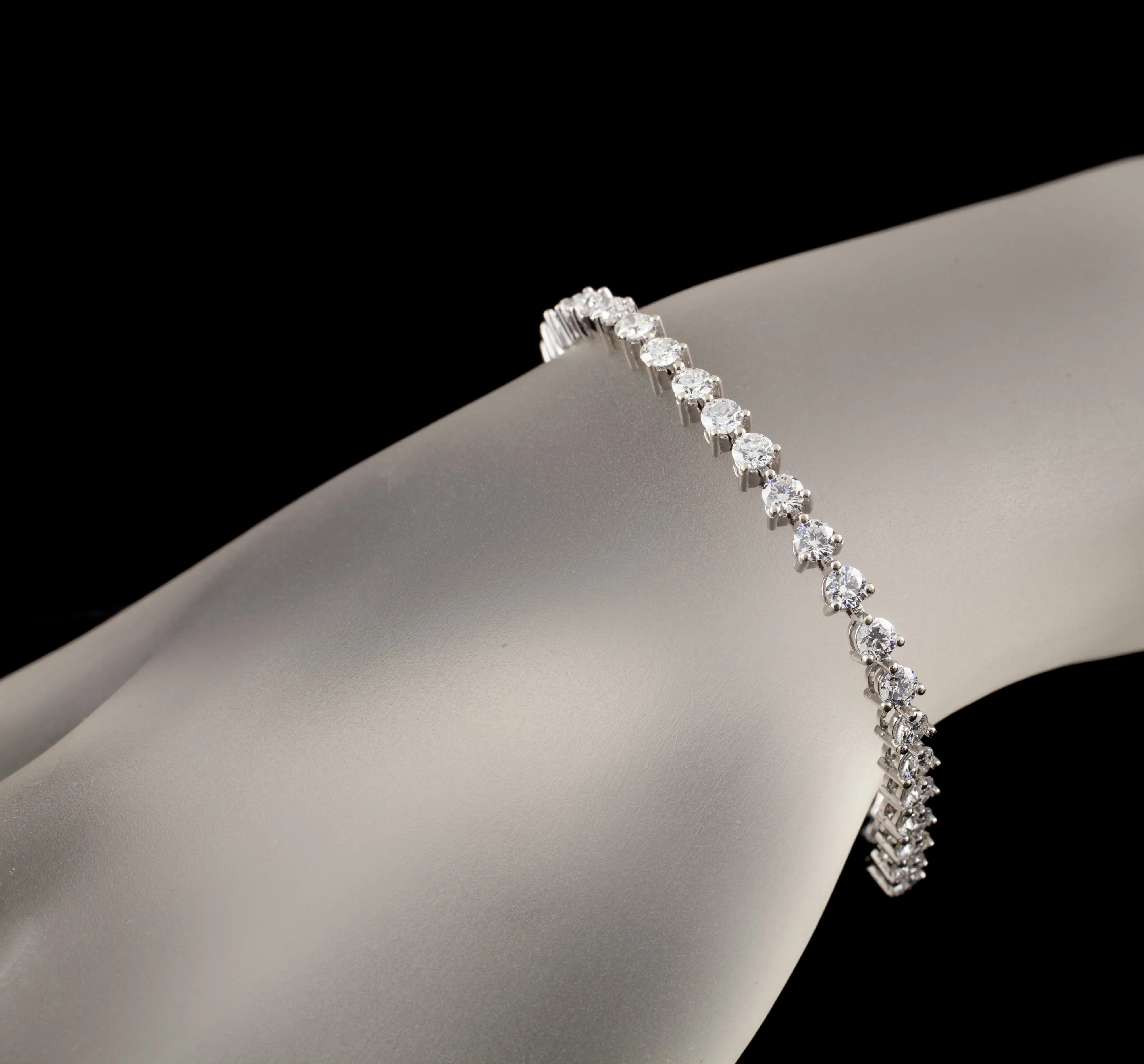 18k White Gold Diamond Tennis Bracelet TDW = 7.00 cts G Color VS Clarity 6.75"