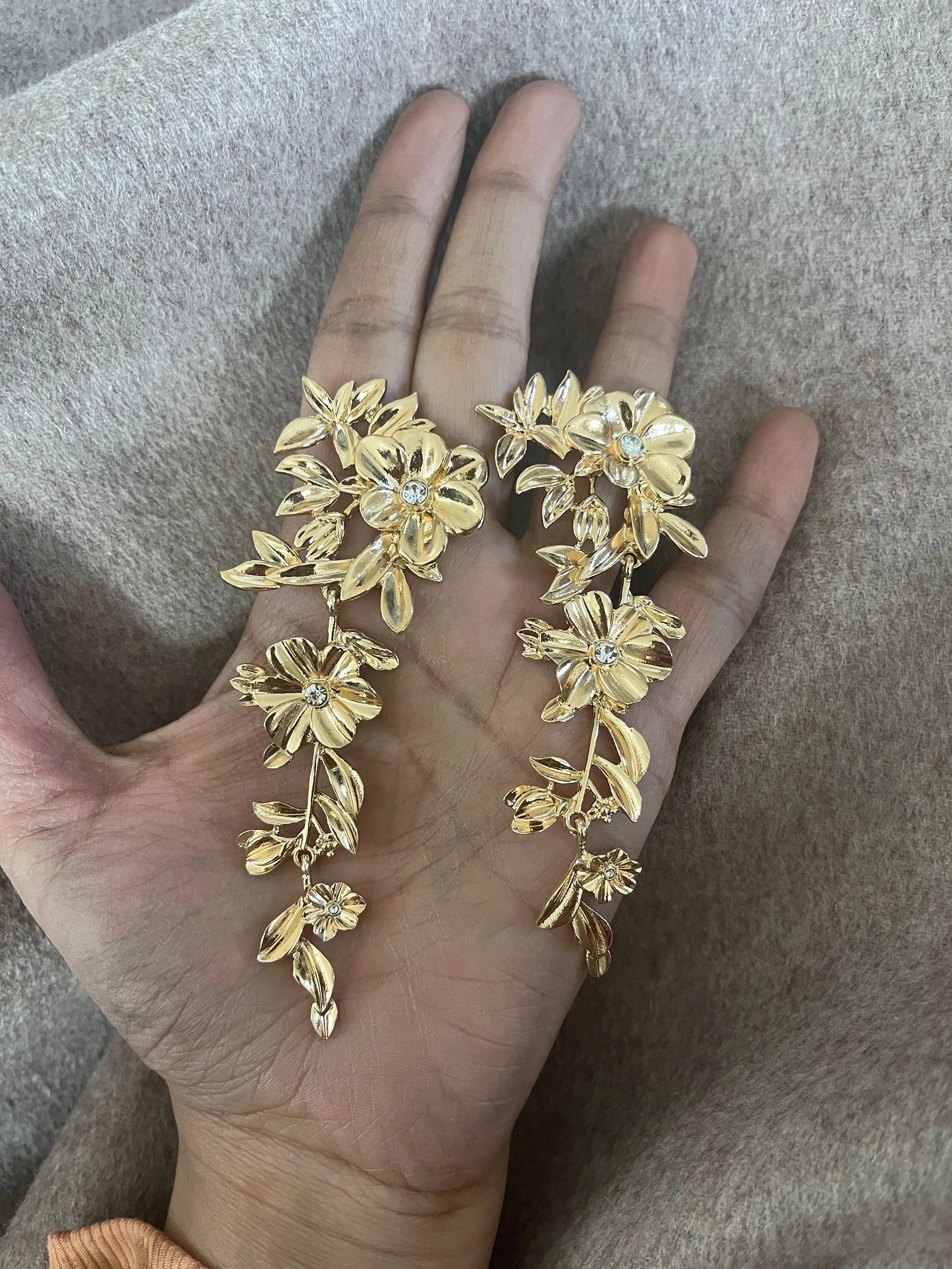 Big gold flower earrings , large flower gold earrings , huge gold stud earring , gold statement earrings , gold metal earrings gold pierced