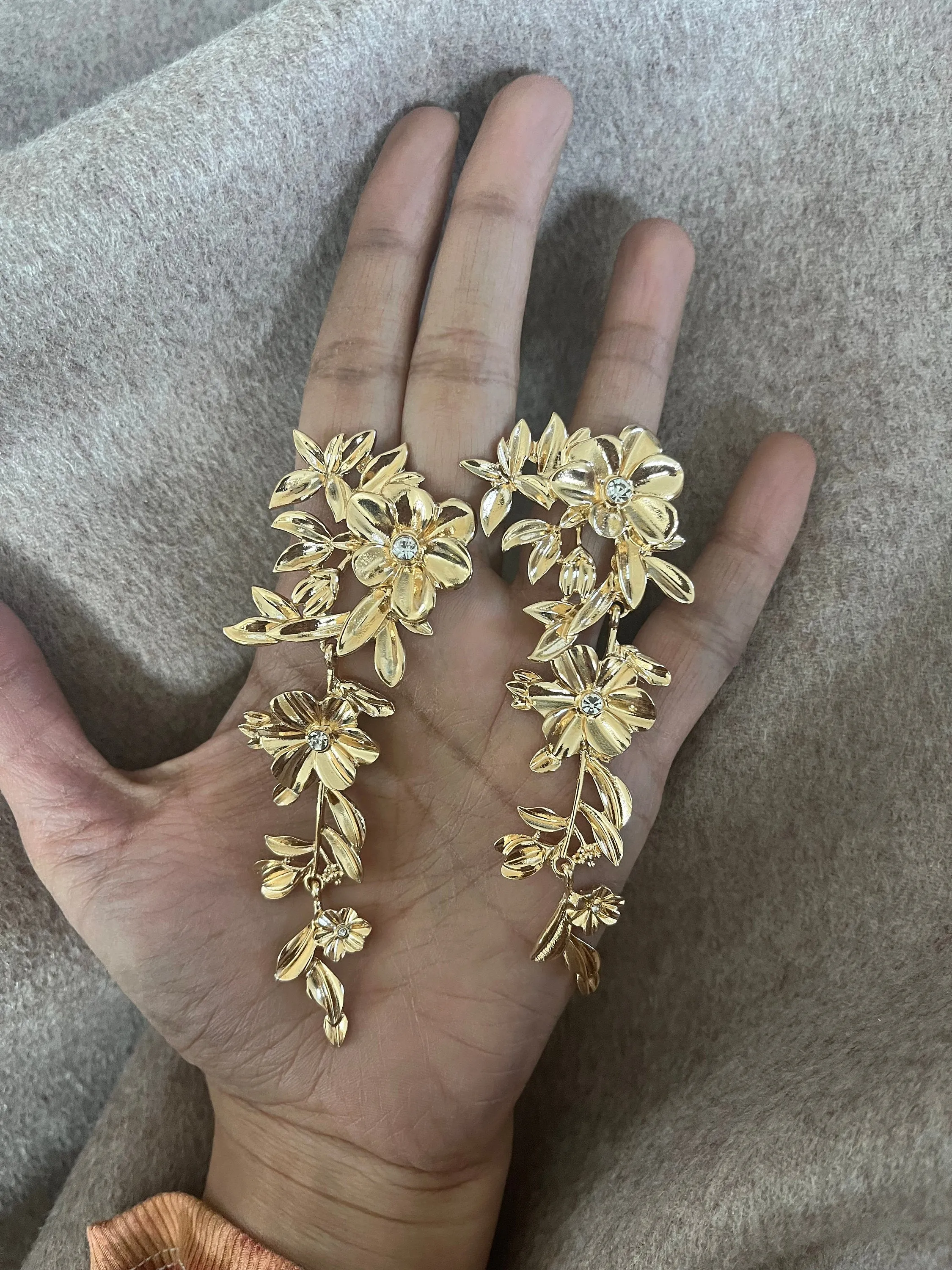 Big gold flower earrings , large flower gold earrings , huge gold stud earring , gold statement earrings , gold metal earrings gold pierced