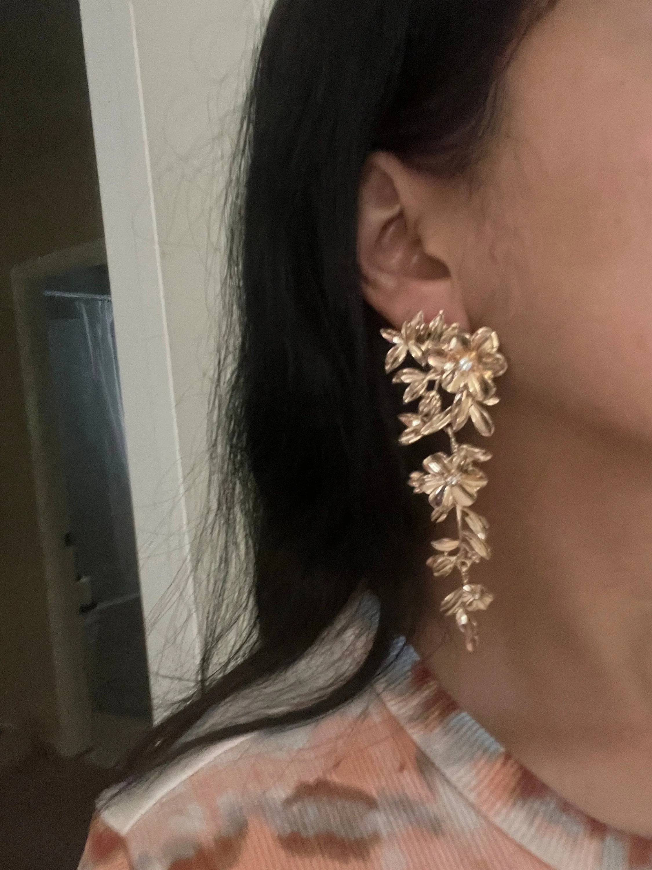 Big gold flower earrings , large flower gold earrings , huge gold stud earring , gold statement earrings , gold metal earrings gold pierced