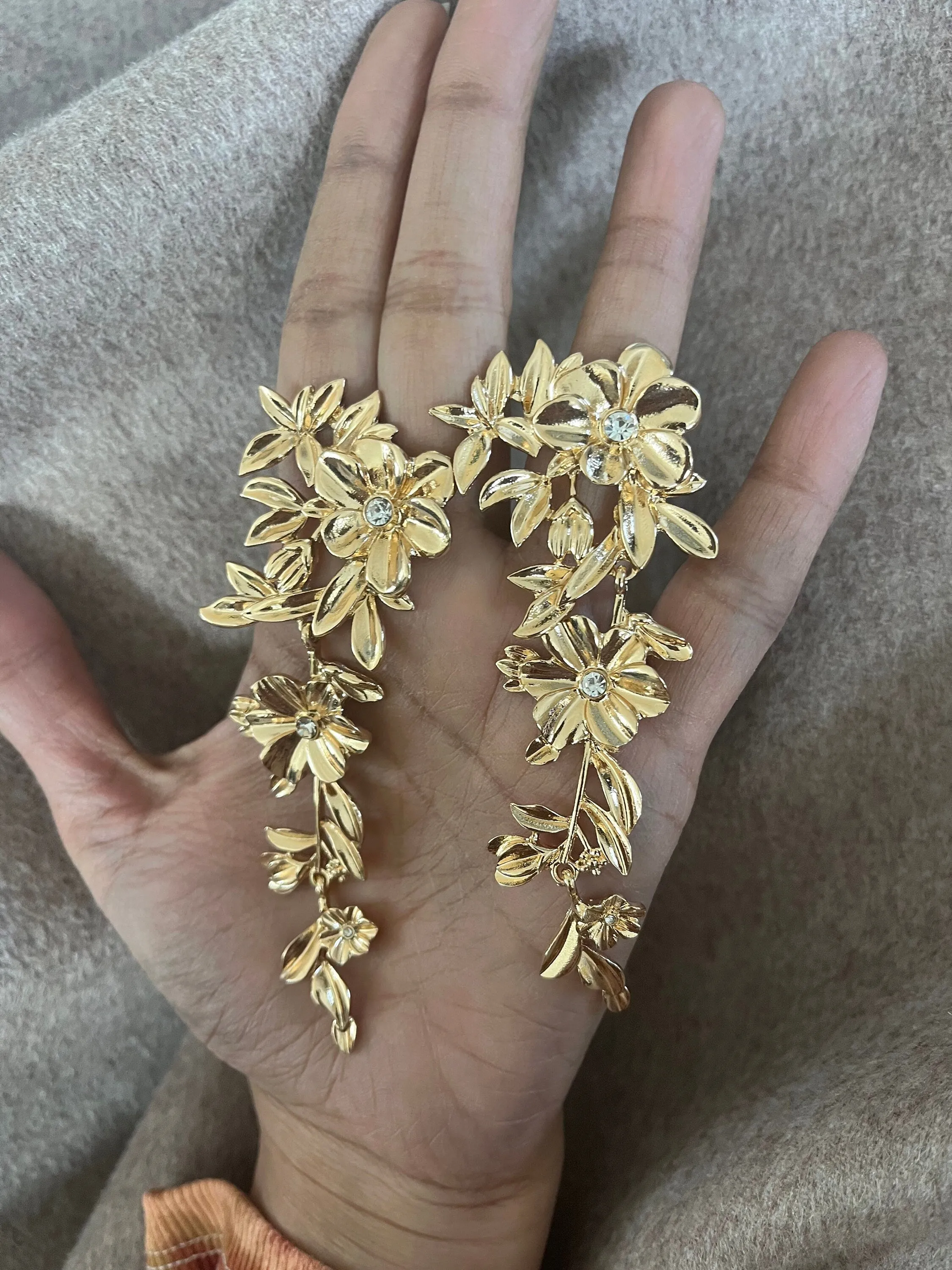 Big gold flower earrings , large flower gold earrings , huge gold stud earring , gold statement earrings , gold metal earrings gold pierced