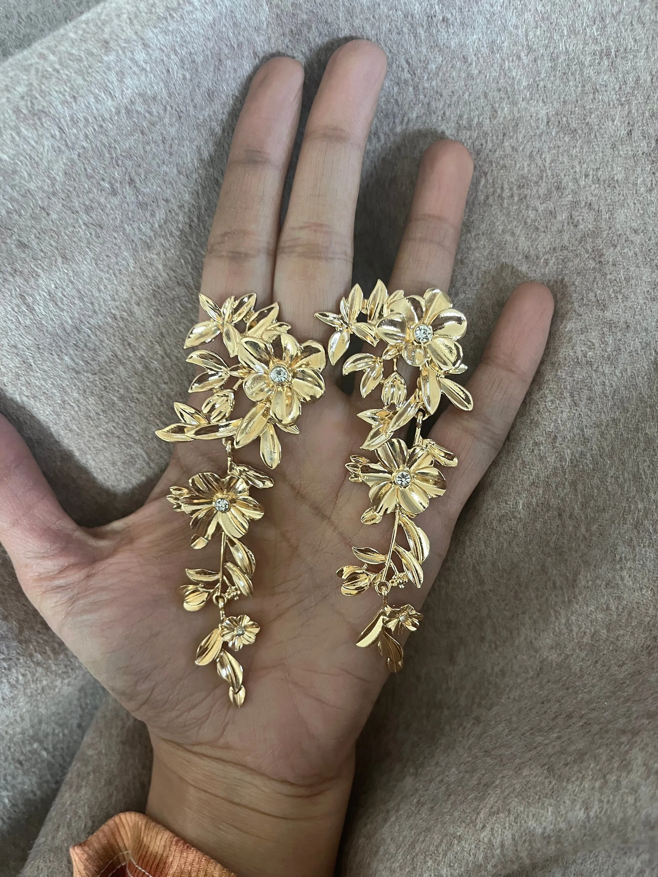 Big gold flower earrings , large flower gold earrings , huge gold stud earring , gold statement earrings , gold metal earrings gold pierced
