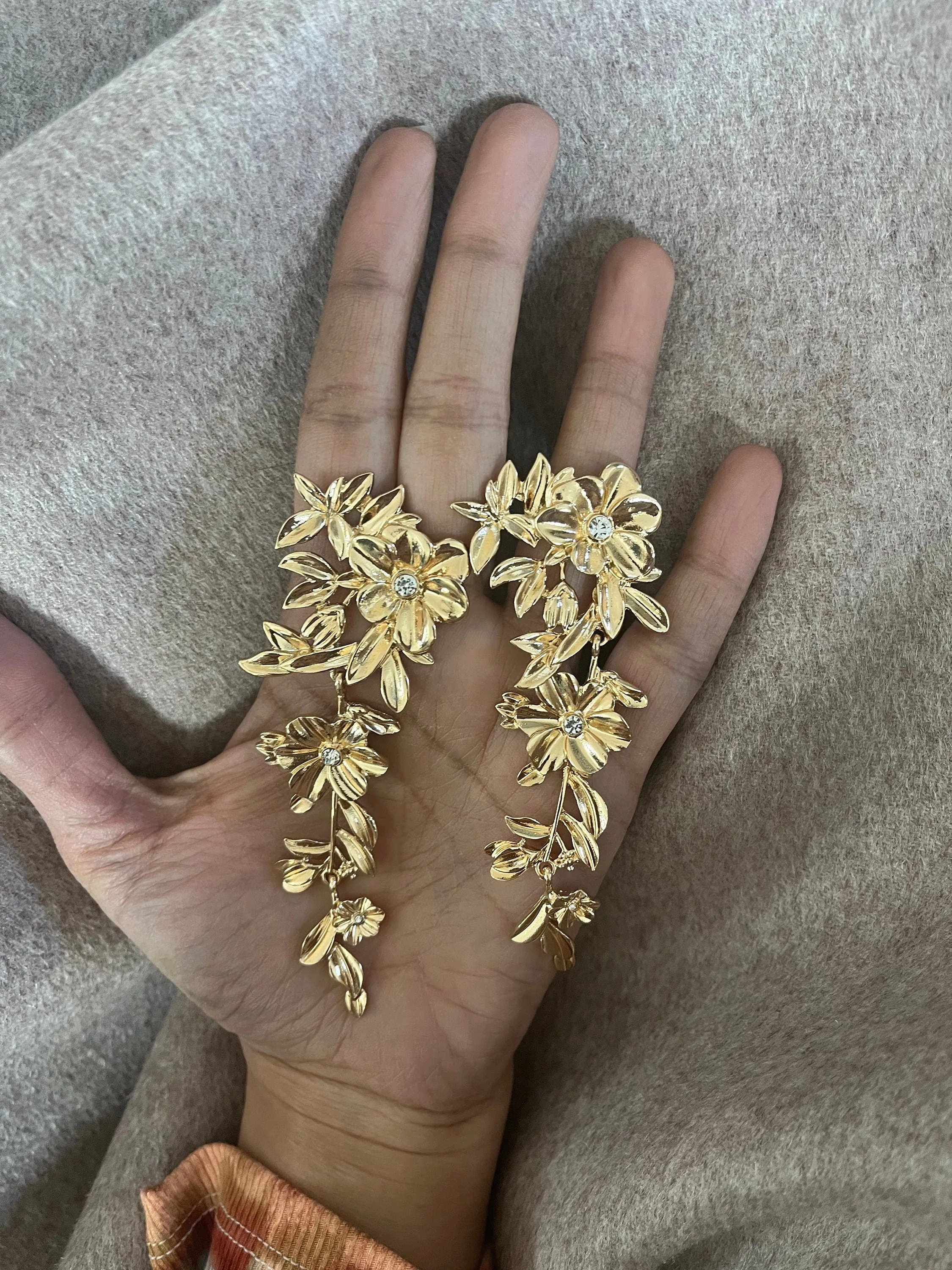 Big gold flower earrings , large flower gold earrings , huge gold stud earring , gold statement earrings , gold metal earrings gold pierced