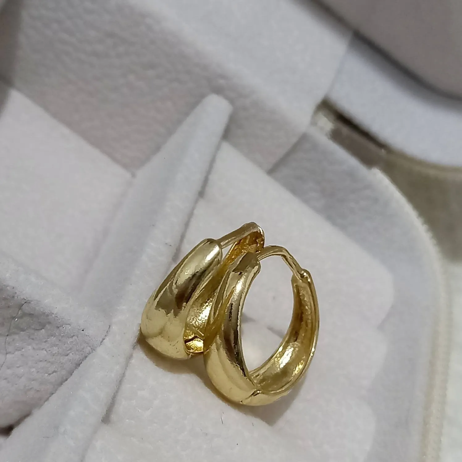Gold Hoop Earrings - Huggie Earrings,Gold Earrings In The UK,Gold Jewellery In The UK,Gold Hoops,Gold Minimalist Earrings,Simple Earrings