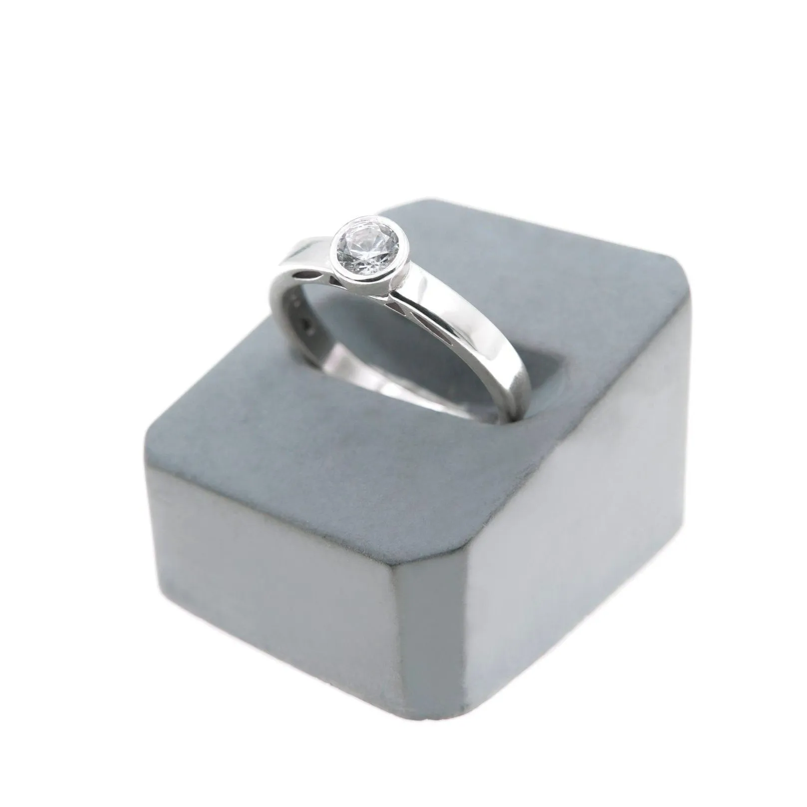 Inagh - Solitaire Engagement Ring
