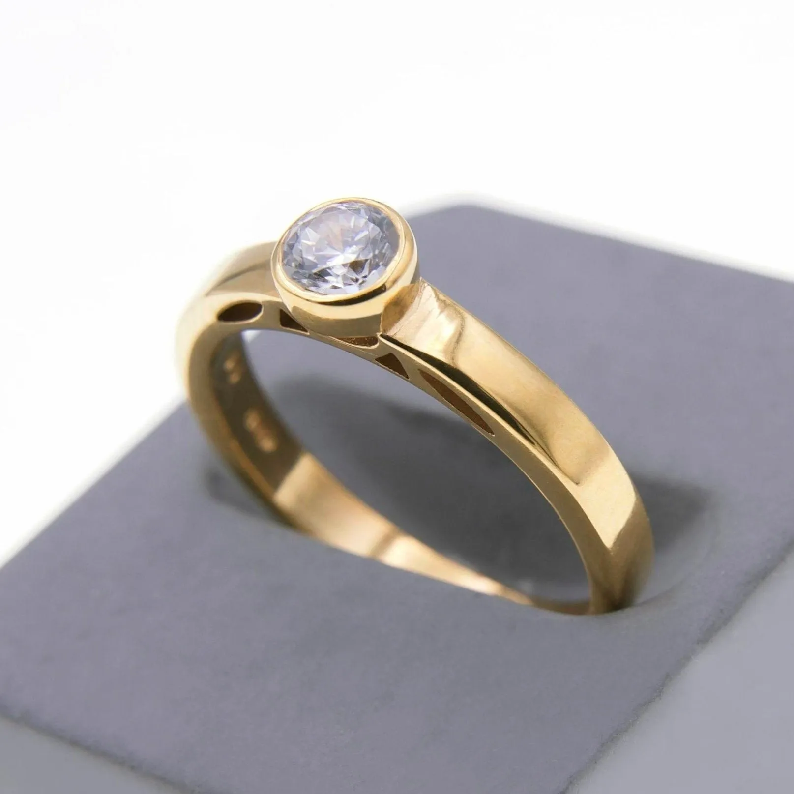 Inagh - Solitaire Engagement Ring