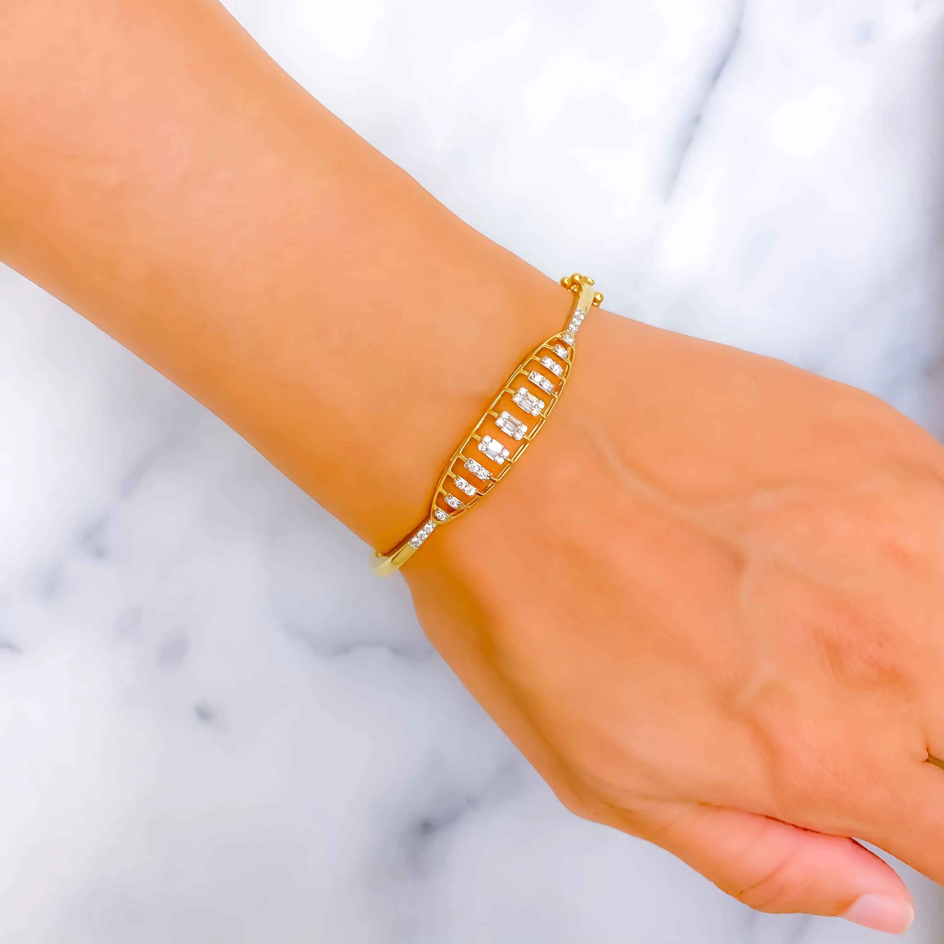 Mesmerizing Striped Diamond   18k Gold Bangle Bracelet