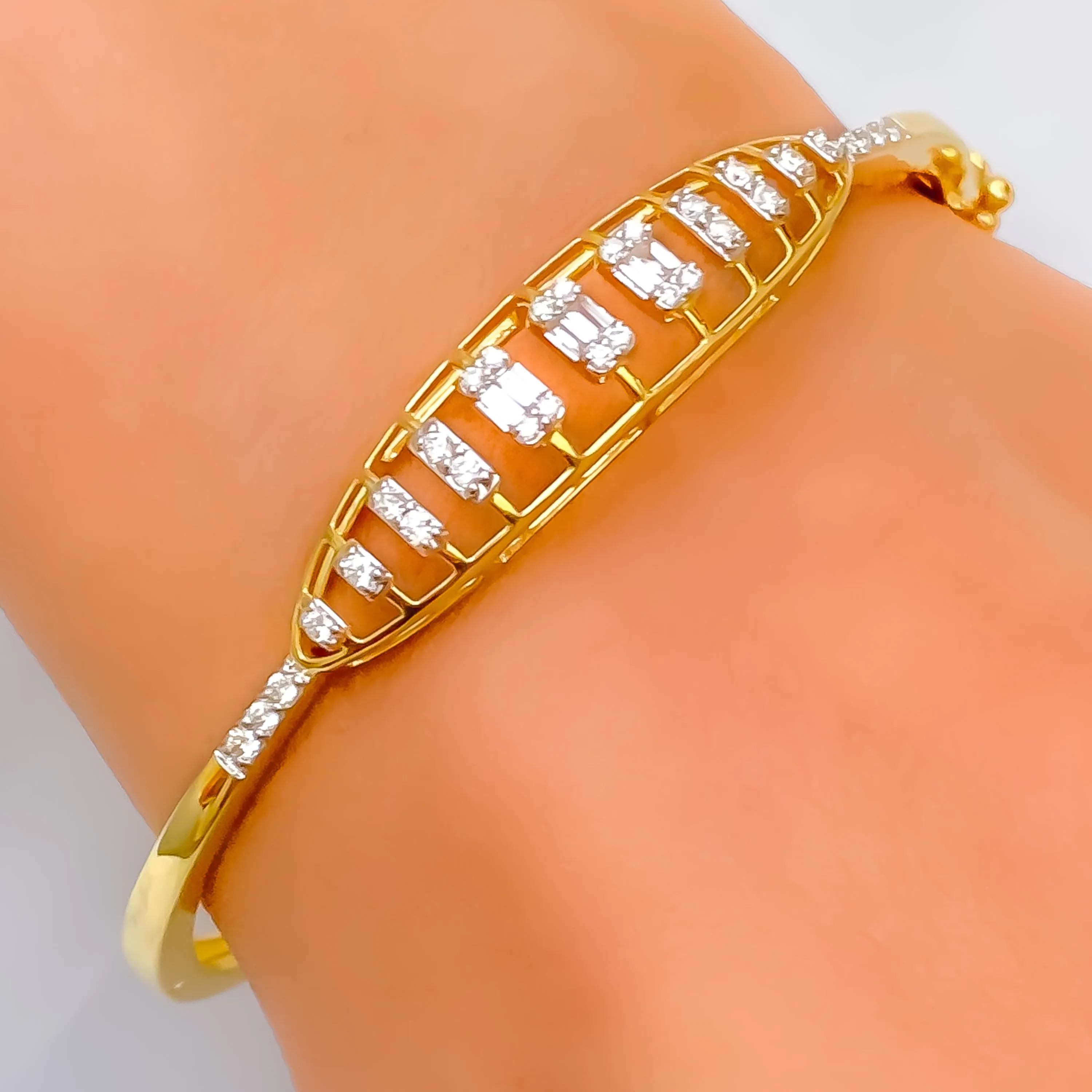 Mesmerizing Striped Diamond   18k Gold Bangle Bracelet