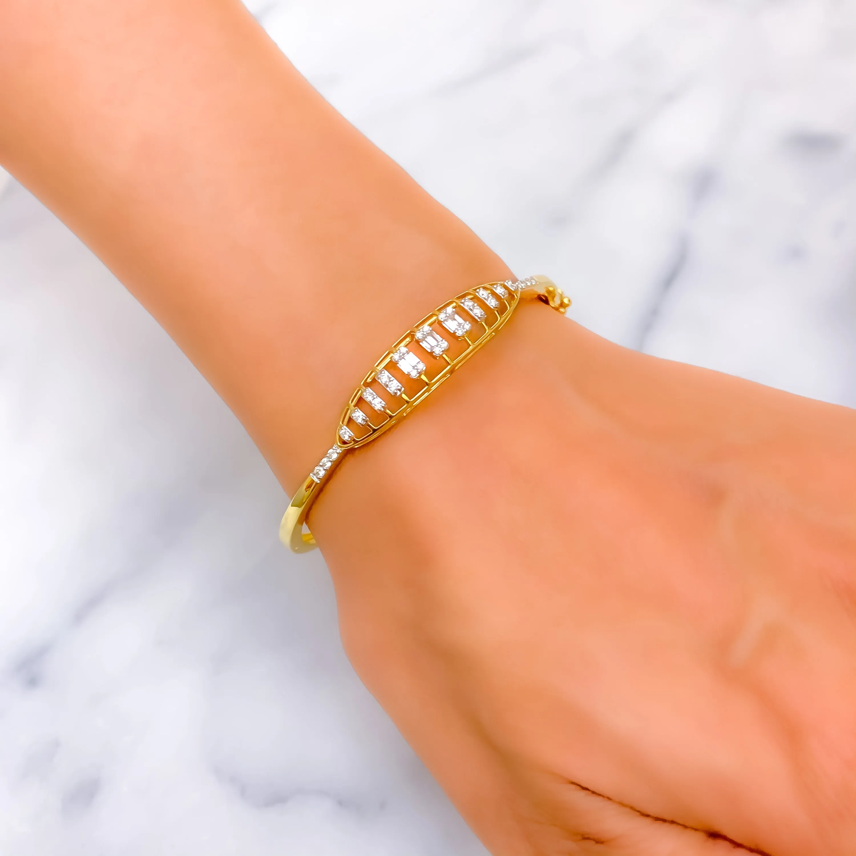 Mesmerizing Striped Diamond   18k Gold Bangle Bracelet