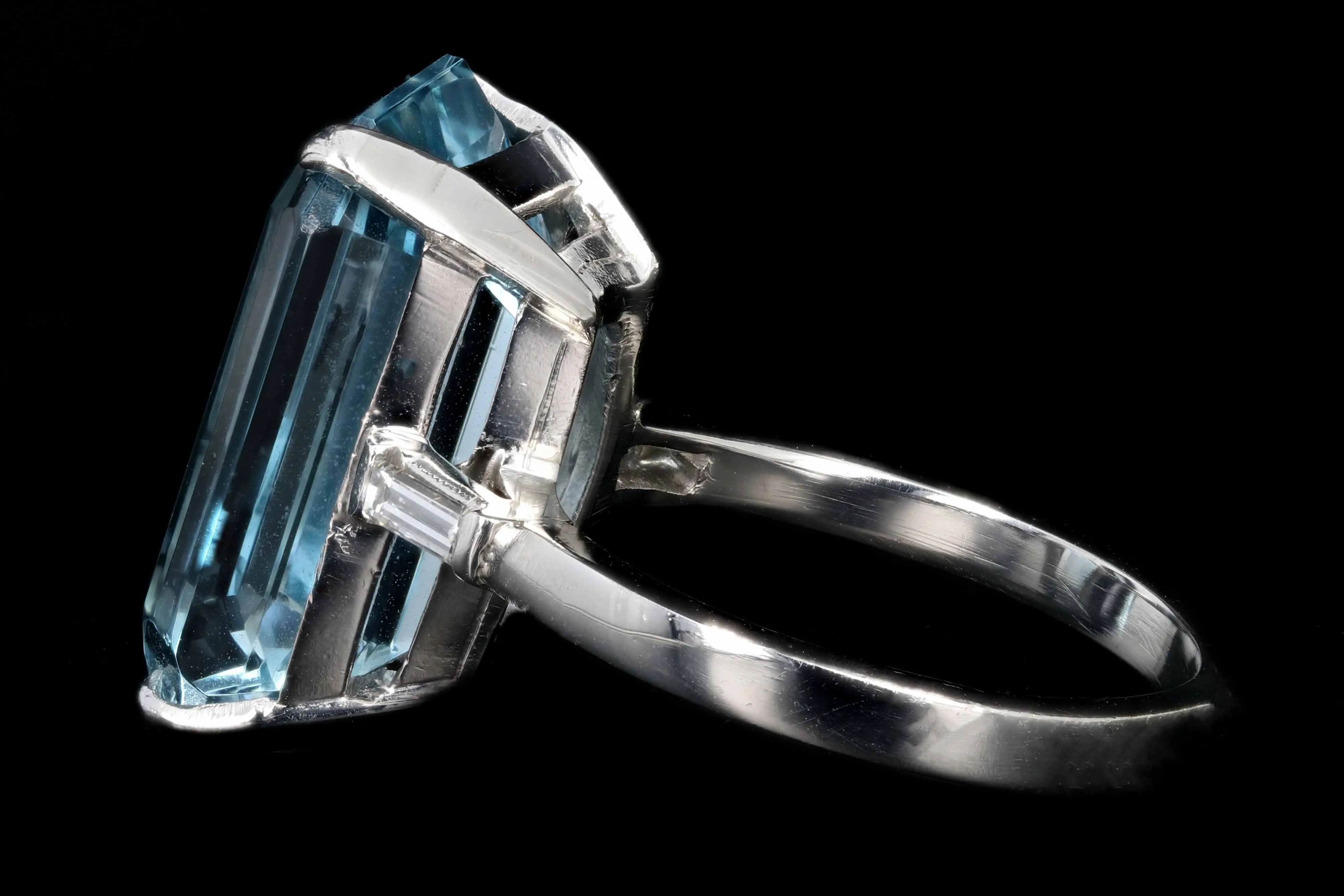 Modern Platinum  14.81 Carat Aquamarine and Baguette Diamond Ring