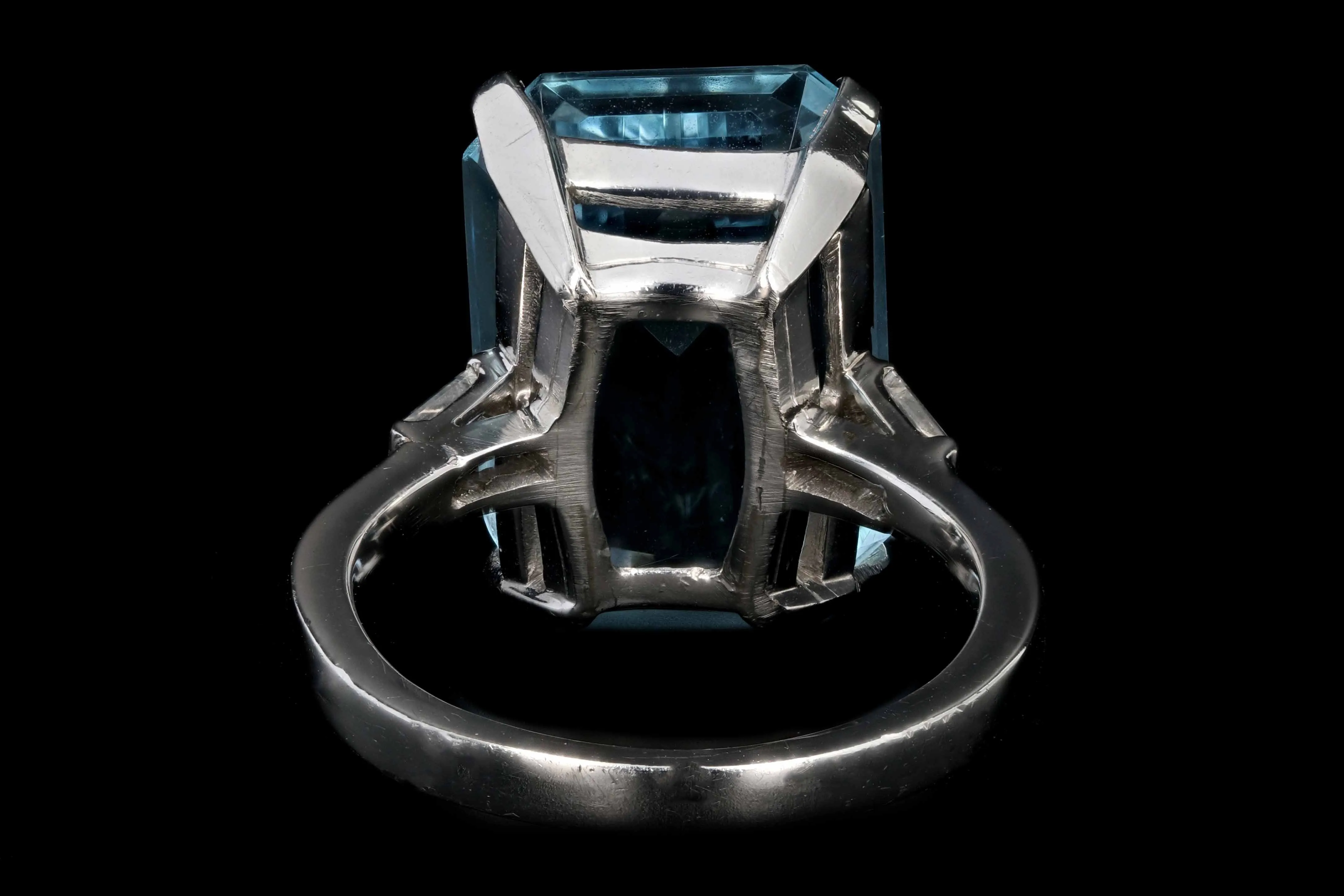 Modern Platinum  14.81 Carat Aquamarine and Baguette Diamond Ring